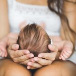 Jak zabránit deformování lebky u novorozence