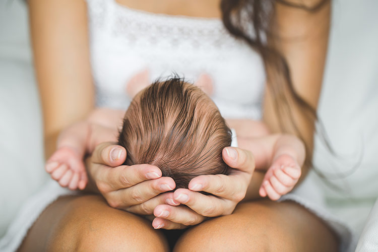 Kontrola hlavičky novorozence | Foto: Shutterstock