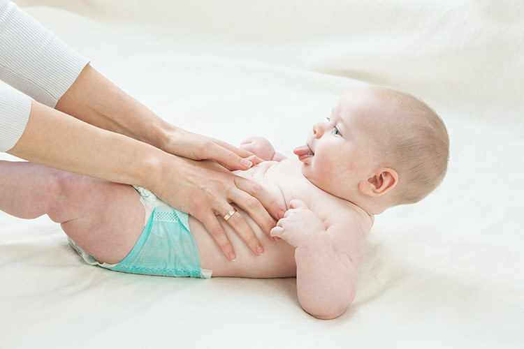 Kojenecká masáž břicha | Foto: Shutterstock