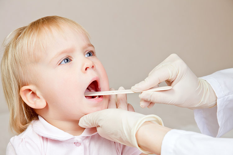 Kontrola krčních mandlí u dětí | Foto: Shutterstock