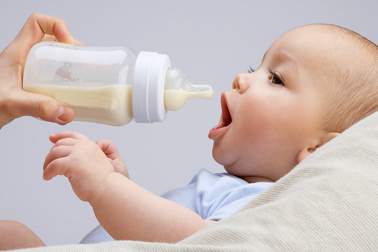 Kojenecké mléko v lahvičce | Foto: Shutterstock