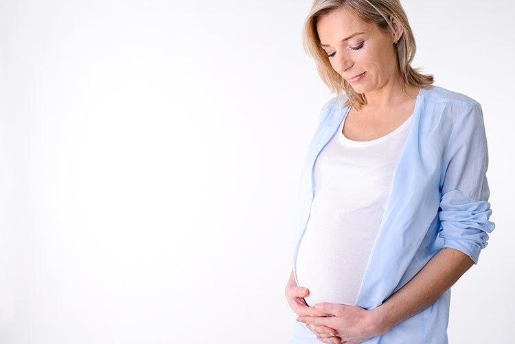 Těhotná starší maminka | Foto: Shutterstock