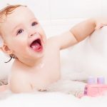 Jak koupat novorozence? Vanička nebo kyblík