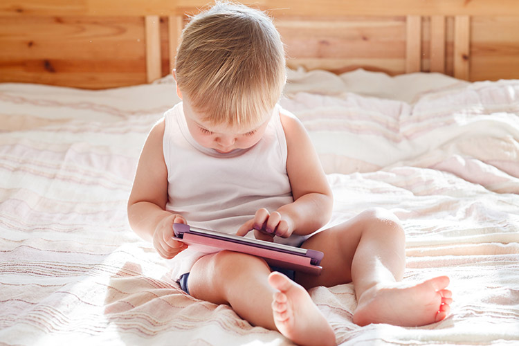 Dětská závislost na tabletu | Foto: Shutterstock